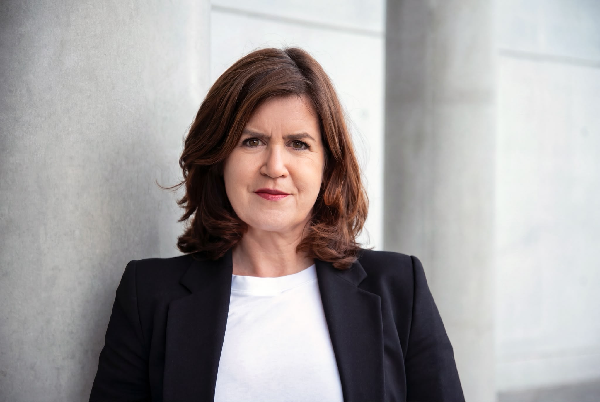 Tanja Almanstötter, Porträt im dunklen Blazer