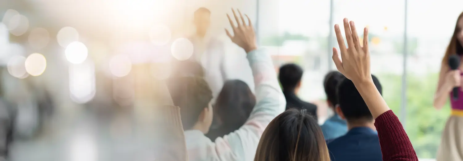 Menschen heben die Hand