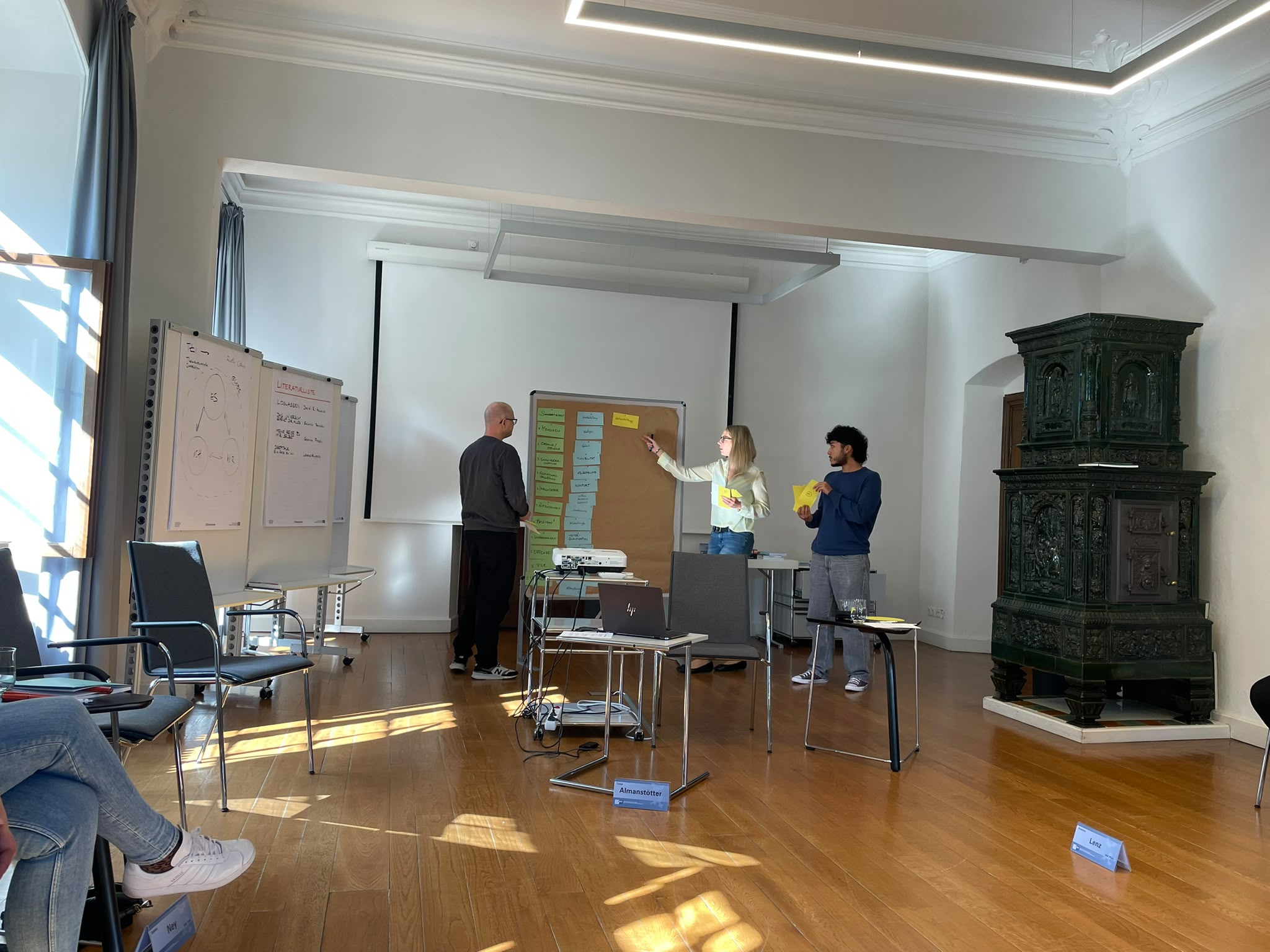 Gruppe von Teilnehmenden nach einem Seminar